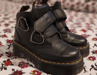 WOMENS sz7 DR MARTENS DEVON HEART W/HEART BUCKLES