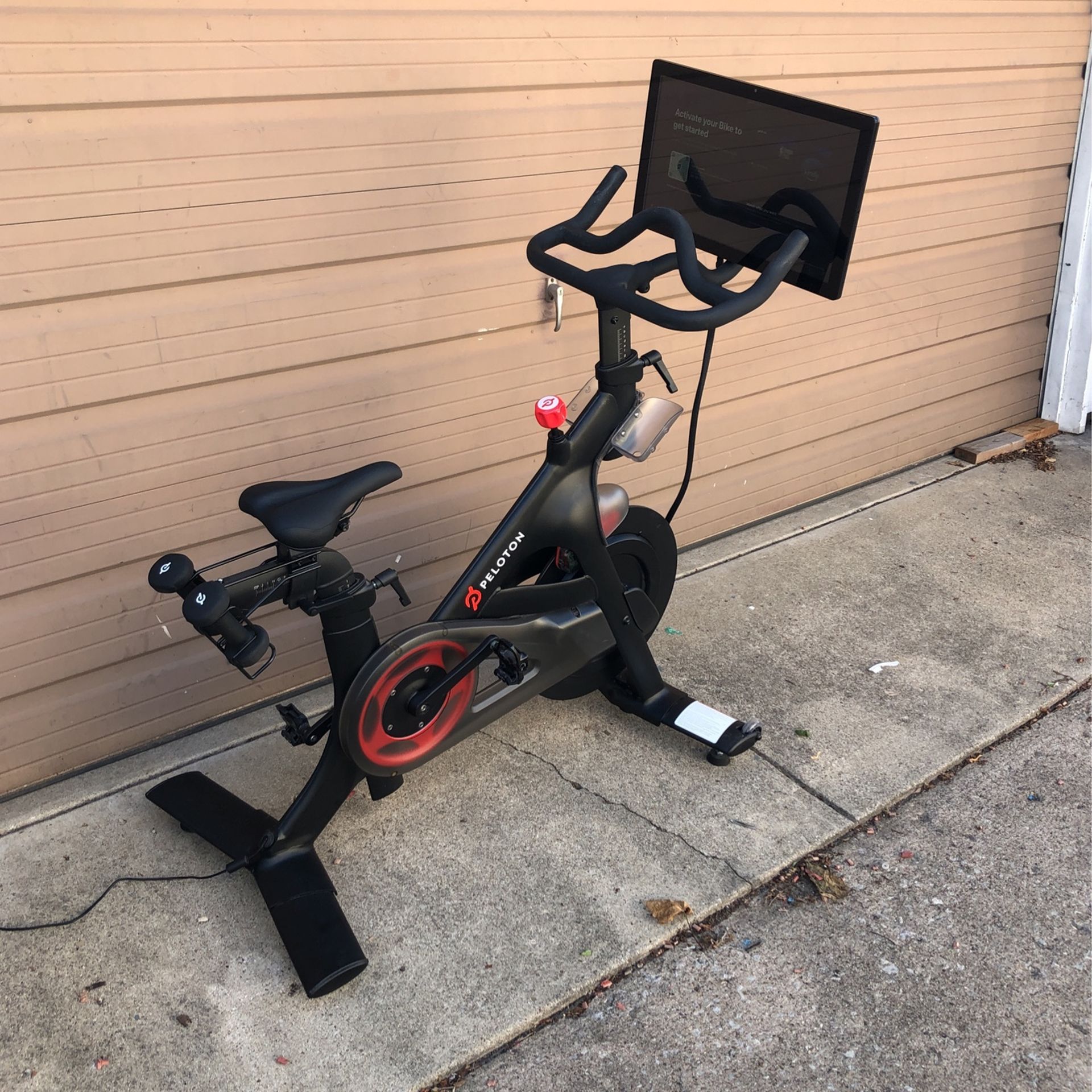 PELOTON Excersize Bike Perfect Condition 20 In Screen