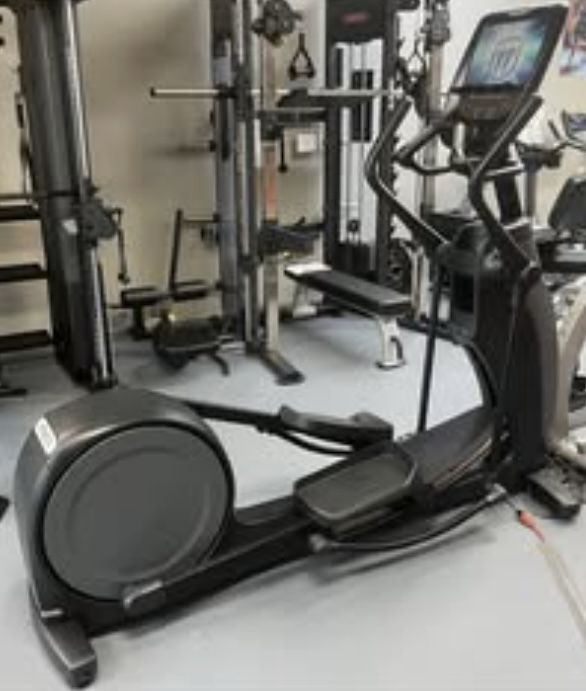 Precor EFX885 Elliptical Fitness Crosstrainer with P82 Console