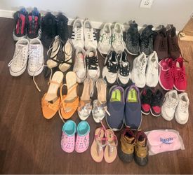 Se vende lote de calzado de adulto niño y niña son 21 pares usados la mayorÃa necesita limpieza