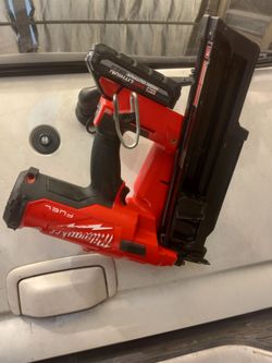 Milwaukee nail gun 18 volts