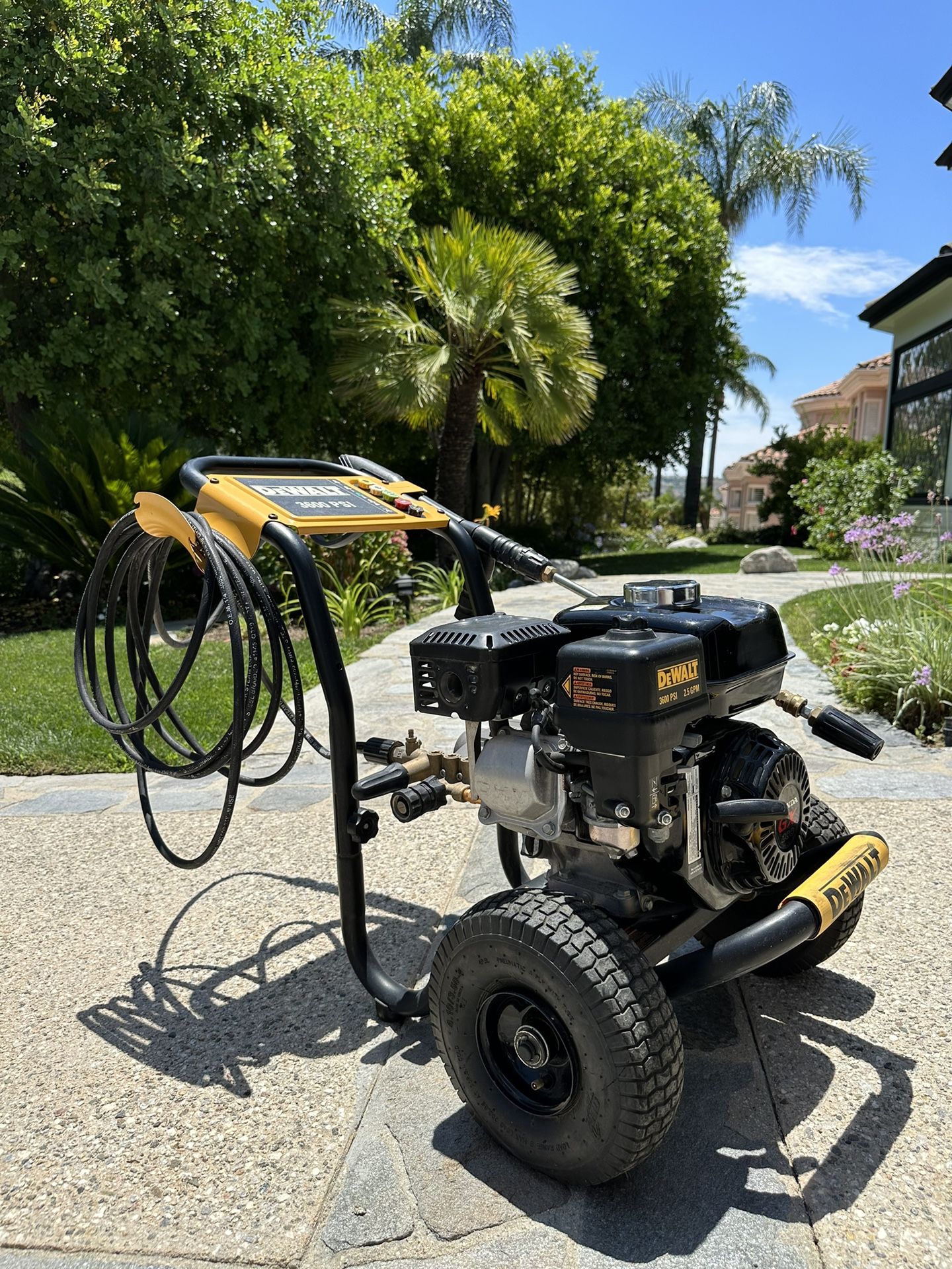 DEWALT 3600 PSI 2.5 GPM Gas Cold Water Professional Pressure Washer - Unleash the Power of Clean!