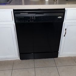 Whirlpool Dishwasher In Black 