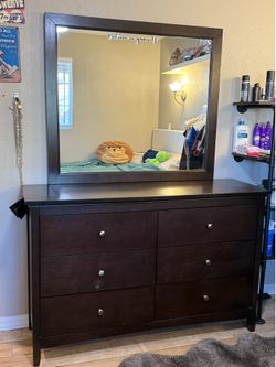 Awesome 6 drawer dresser with DEEP drawers and mirror $200