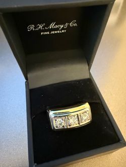 14kt Gold Vintage Ring with 3 LARGE DIAMONDS
