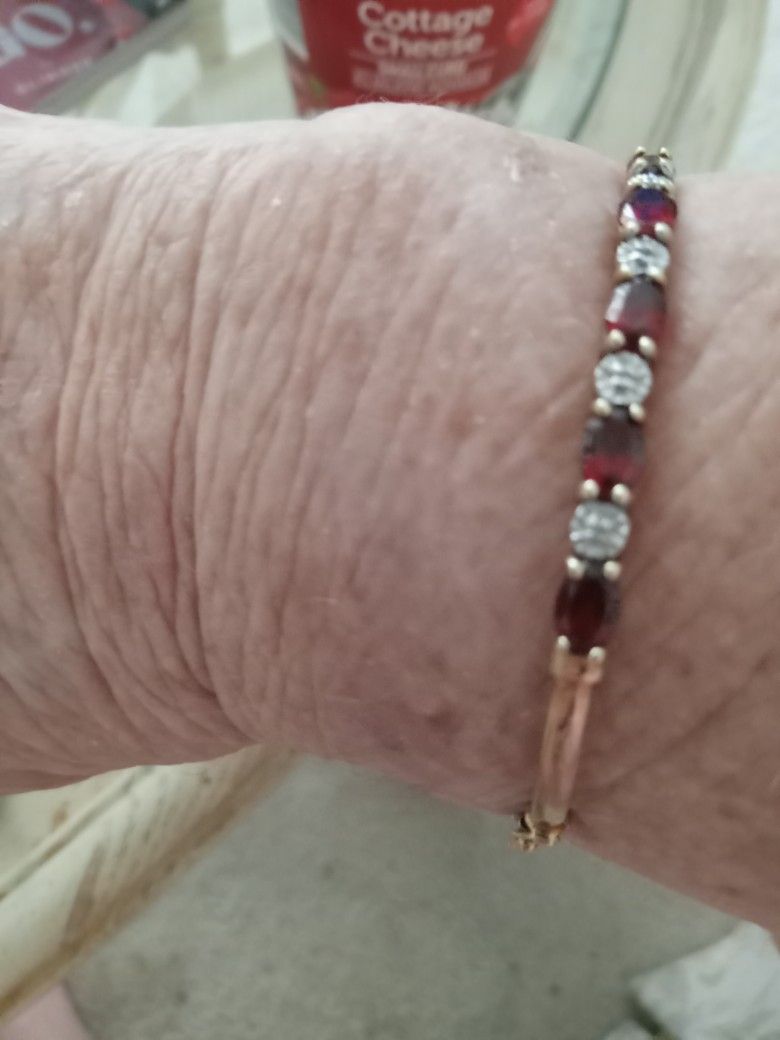 Yellow Gold Bracelet With Diamonds And Garnets 