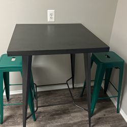 Table & Bar Stools 
