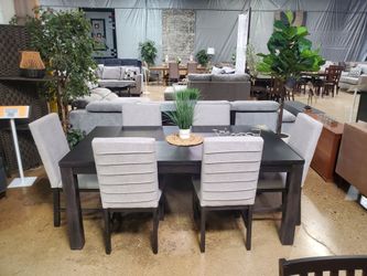 Beautiful 8 pc dining set with matching Server  (New)