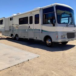 1999 Southwind 36ft Tag axle with V10 Triton engine double slide