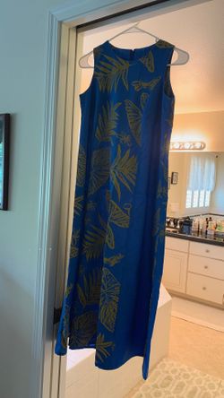Hawaiian dress. Young girl/ small woman
