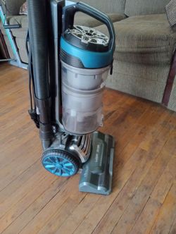 EUREKA Bagless vacuum multi-floor
