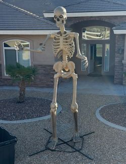 12 ft Skelly Skeleton with Husky Tote