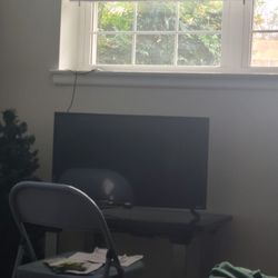 Onn 32" Roku Hdtv W/ Remote.  Like New.