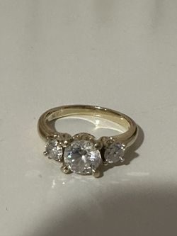 14k Gold Ring with Zirconia Stones – Size 7– Elegant Look