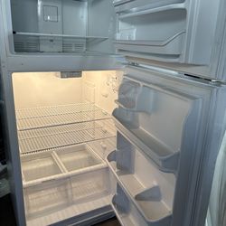 Kenmore fridge - top frezzer/bottom refrigerator - 20 cu.ft