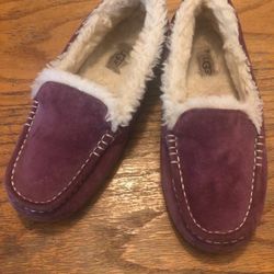 Ugg Woman’s Sheepskin Purple Loafers Moccasins Slippers Size 9 Great Condition