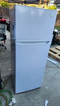 Kenmore 7.5 Cu Ft Top Mount Refrigerator with Freezer, Dual Door, Energy Star Certified, Adjustable Shelves, White .missing one  drawer glass