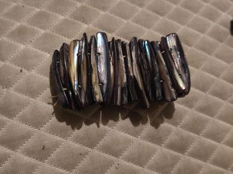 Natural iridescent black-lip shell / mother-of-pearl stretch bracelet