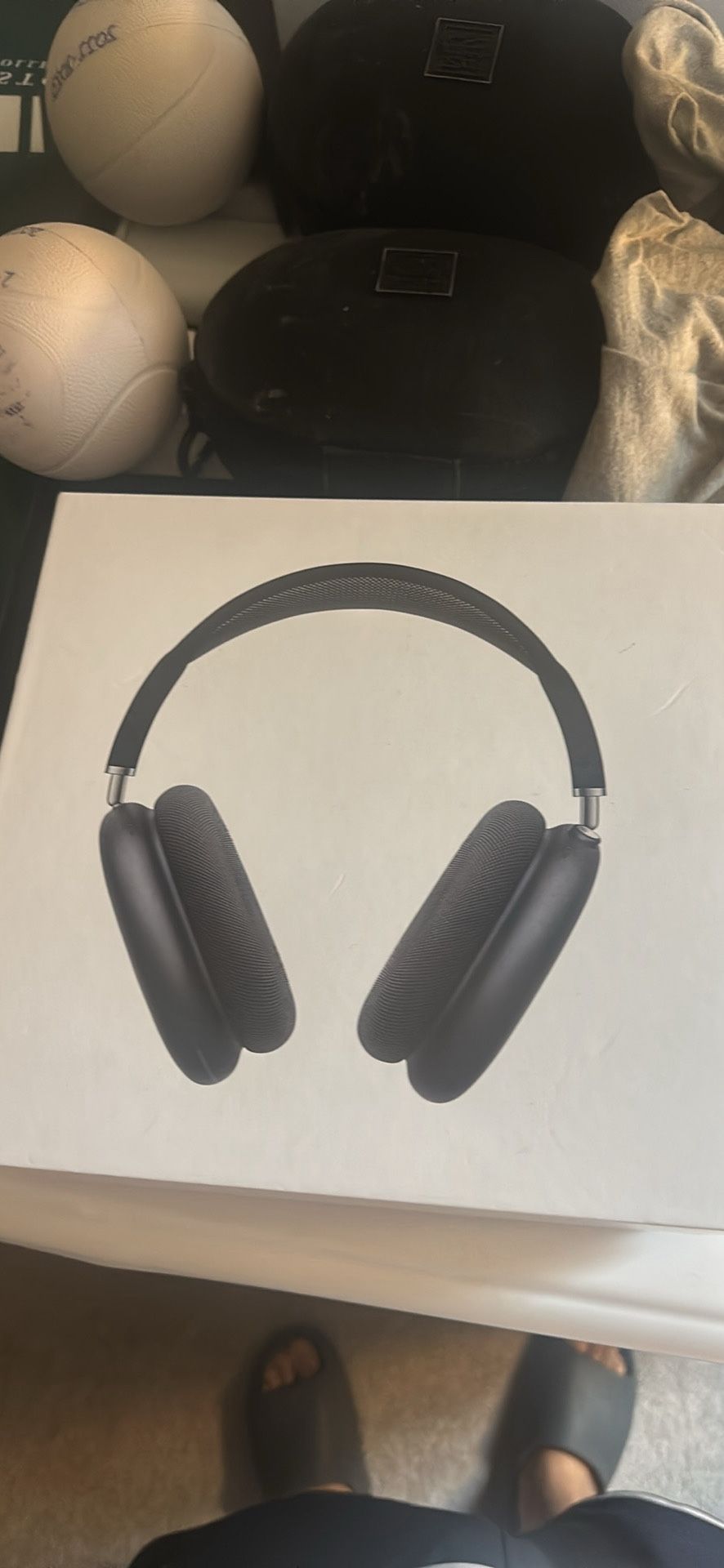 Black airpod maxes