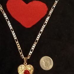 ❣️ locket pend with a 🌹 perfect for Valentine's and chain necklace gold plated $15 pick up only only
