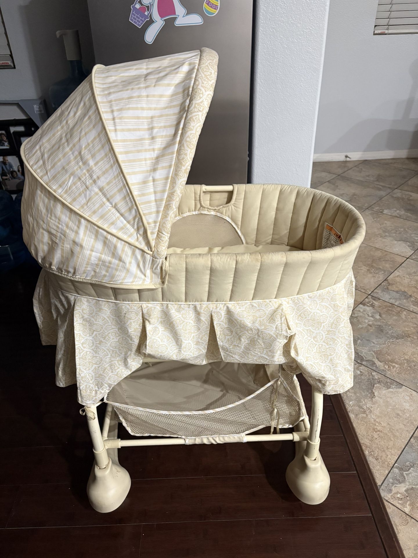 Kolcraft Cuddle N’ Care Rocking Bassinet