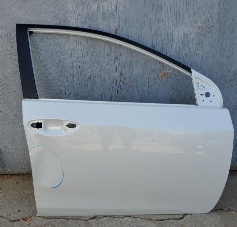 2014- 2018 TOYOTA COROLLA RIGHT
FRONT DOOR USED OEM. NC