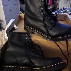 Women’s Doc Martens size 8