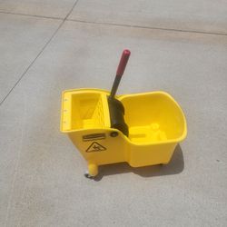 *** BRAND NEW- RUBBERMAID MOP BUCKET ***