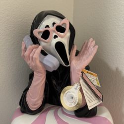 VIRAL GHOSTFACE LED STATUE