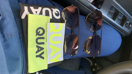 Women quay glasses