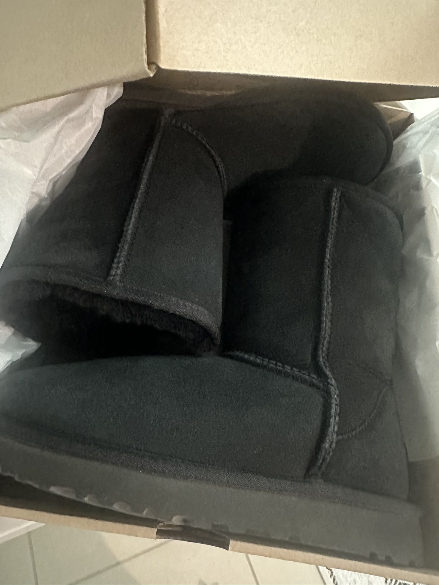 100% AUTHENTIC UGG BOOTS • SIZE 6 BLACK 
