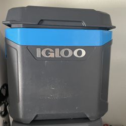 Igloo Rolling Ice Chest With Collapsible Handle