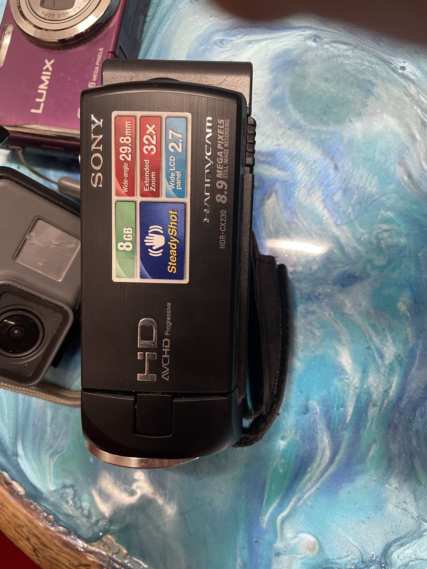 Sony Handycam HDR-CX230 HD Camcorder 8GB 32x Zoom SteadyShot – Works Great