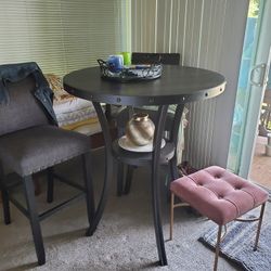 Table + Stools Free