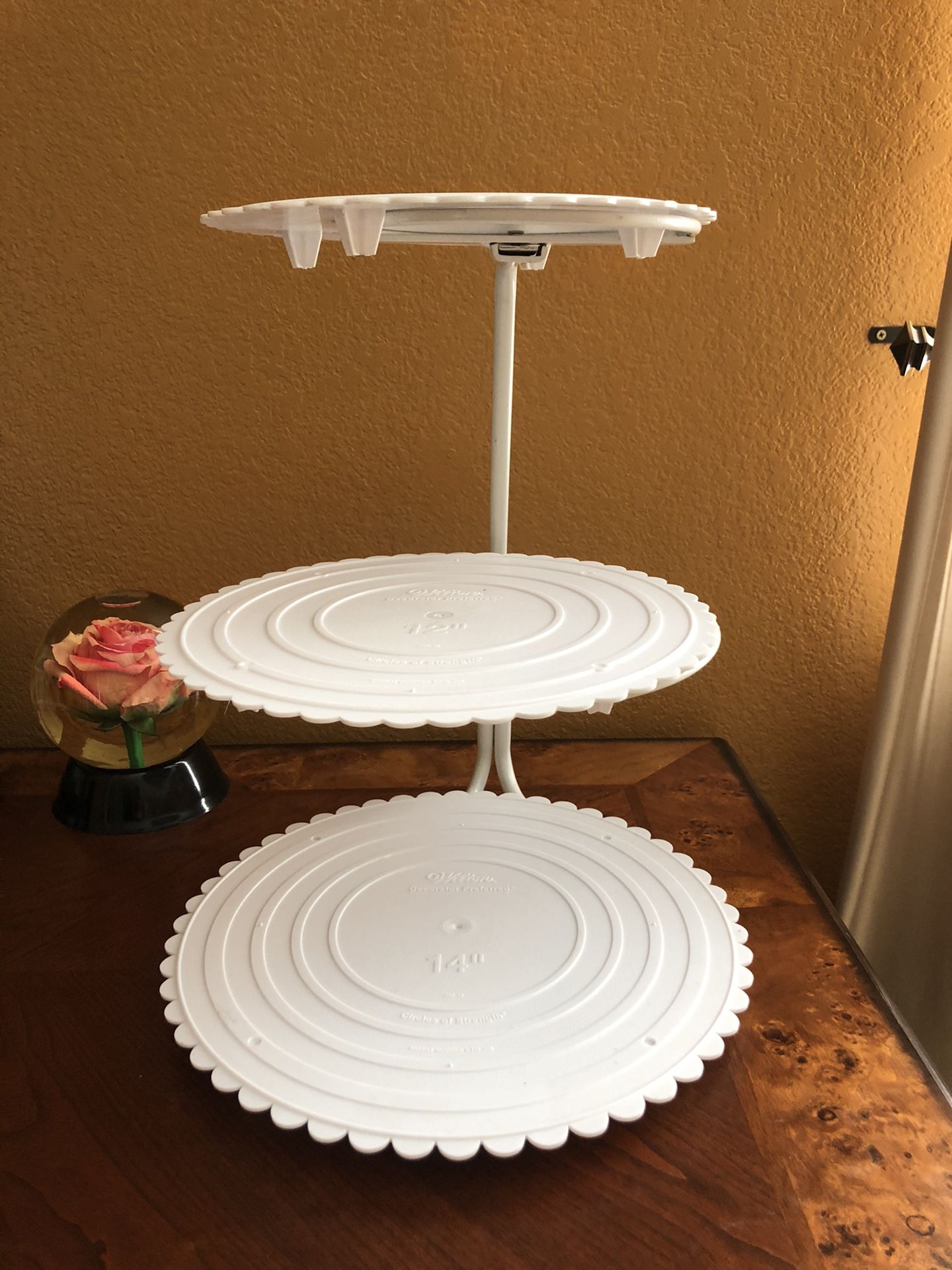 Cake/ cupcake three layer holder