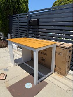 Unboxed kitchen island table