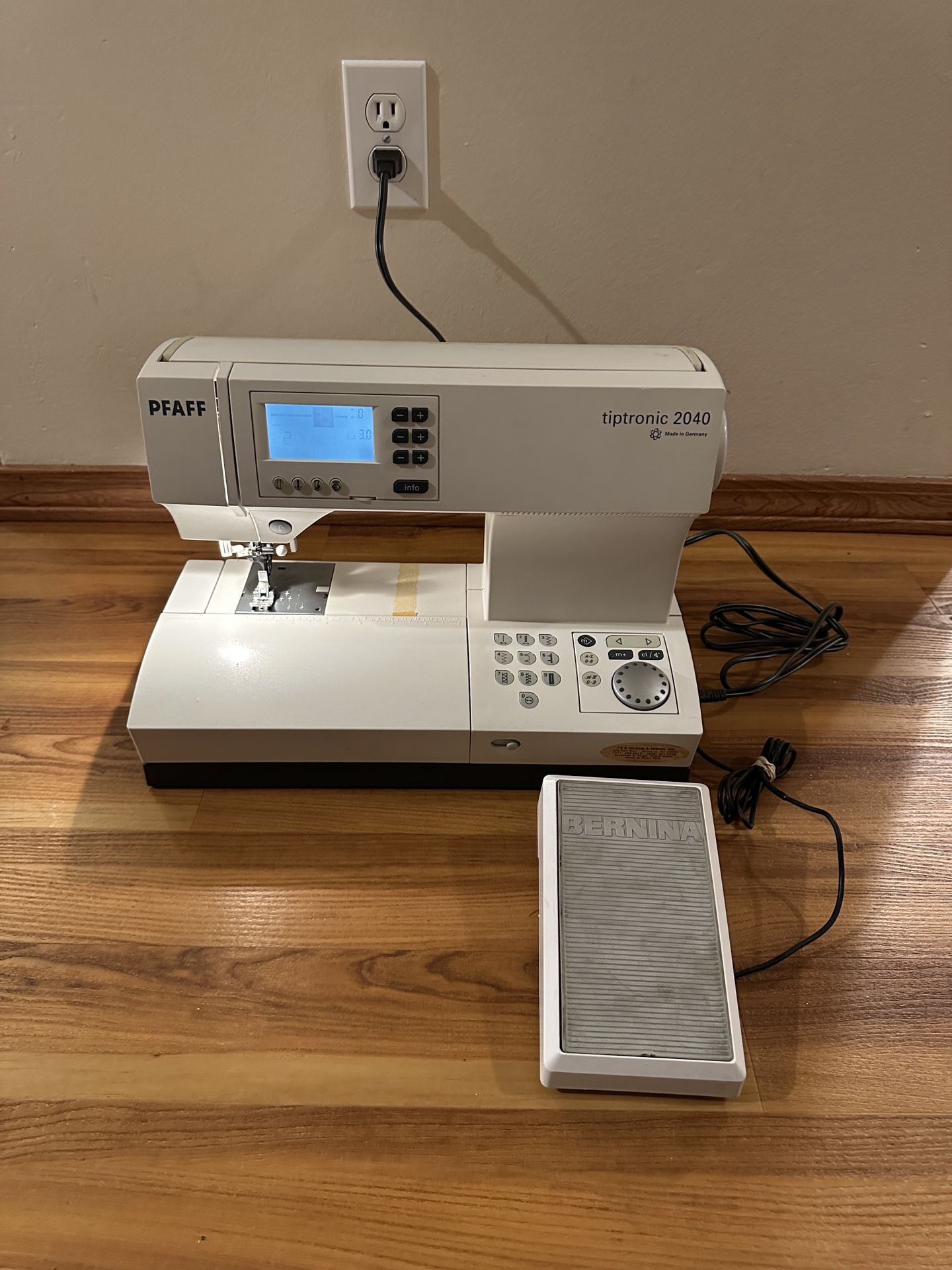 Pfaff Tiptronic 2040 Sewing Machine