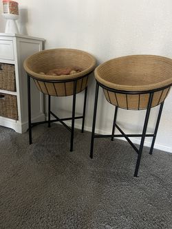 2 Storage basket Stand