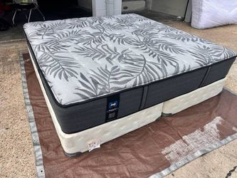 Like New king size sealy posturepedic luxury mattress
