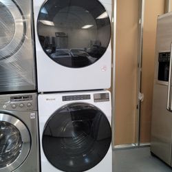 Like New 2021 WHIRLPOOL Front Load Washer And Stackable Gas Dryer Set 