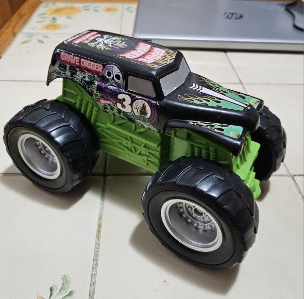 9" FREE ROLLIING GRAVE DIGGER MONSTER TRUCK