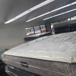 KING SIZE SIMMONS BEAUTYREST HARMONY LUX MATTRESS & BOX SPRINGS BED SET