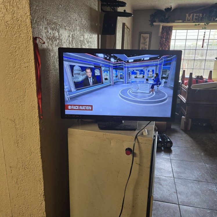 28 inch TV With remote? It's not a smart TV.
