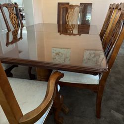 Beautiful Wood Dining Table + 6 Chairs 