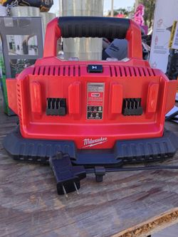 Cargador de 6 baterías Milwaukee M18