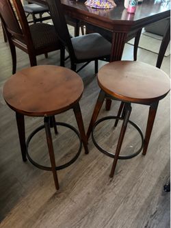 Set of bar stools