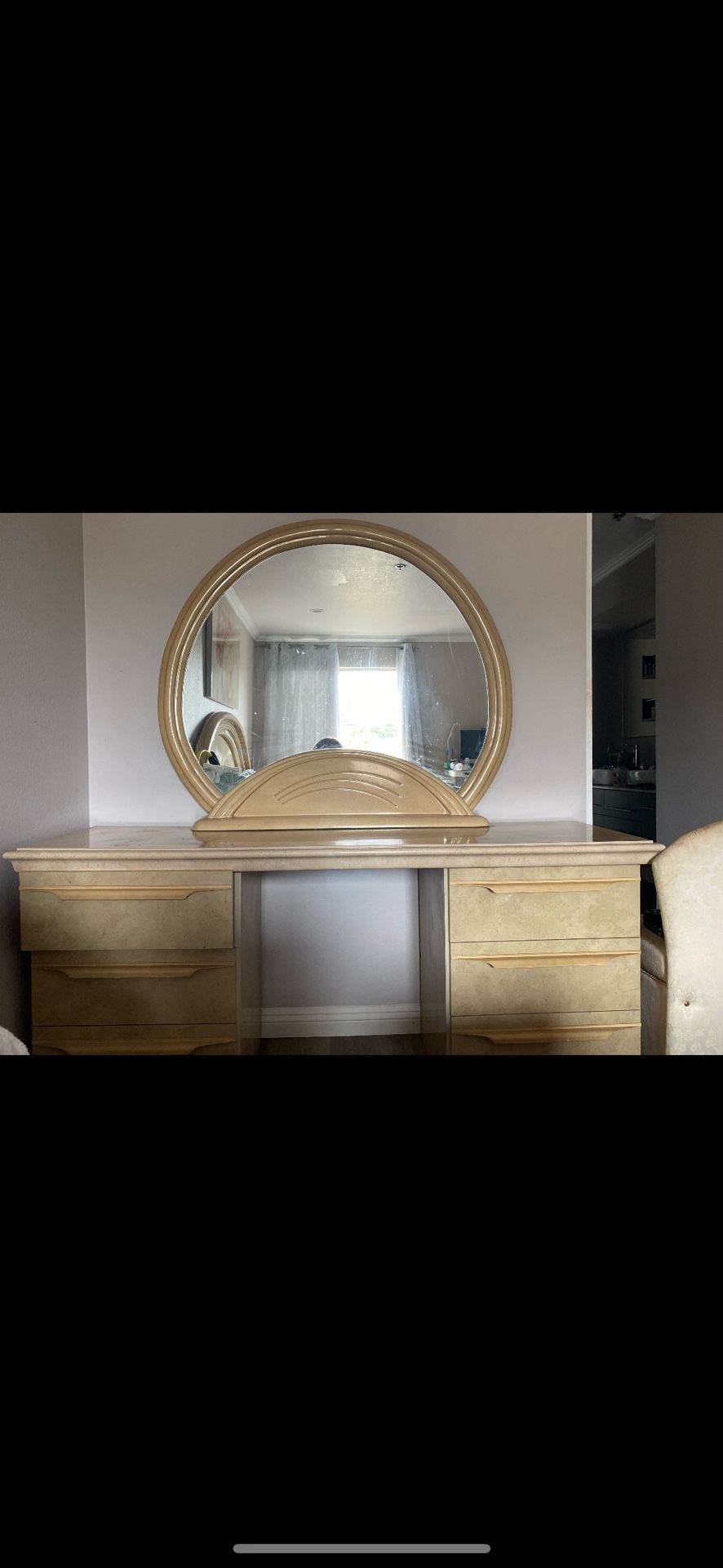 *FREE* Mirror And Desk/dresser Vanity