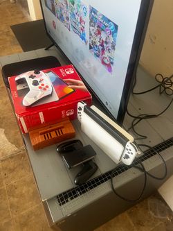 Switch OLED w/controller, Joycons, 2 docks, Case, original power cord/hdmi (works great only on tv!)