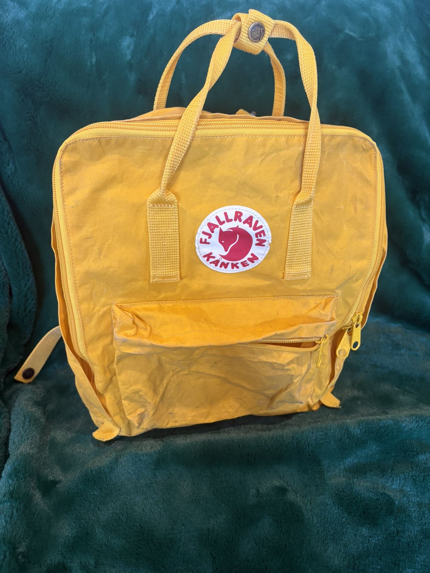 🎒 Fjällräven Kånken Backpack – Yellow