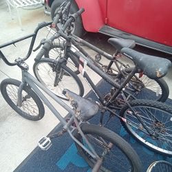 3 Bikes And A Couple Of  Rims Take All For 20 Good  To Repair Or Parts